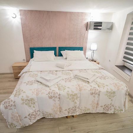 Apartmani Aleksandra U Centru Grada クラグイェヴァツ エクステリア 写真