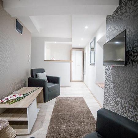 Apartmani Aleksandra U Centru Grada クラグイェヴァツ エクステリア 写真