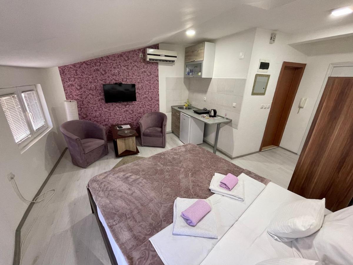 Apartmani Aleksandra U Centru Grada クラグイェヴァツ エクステリア 写真