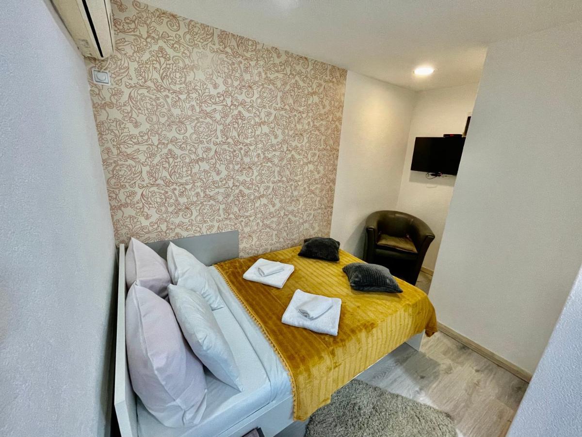 Apartmani Aleksandra U Centru Grada クラグイェヴァツ エクステリア 写真