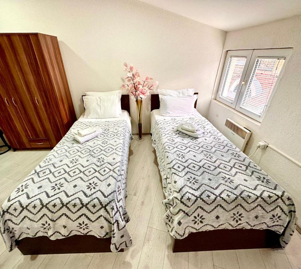 Apartmani Aleksandra U Centru Grada クラグイェヴァツ エクステリア 写真