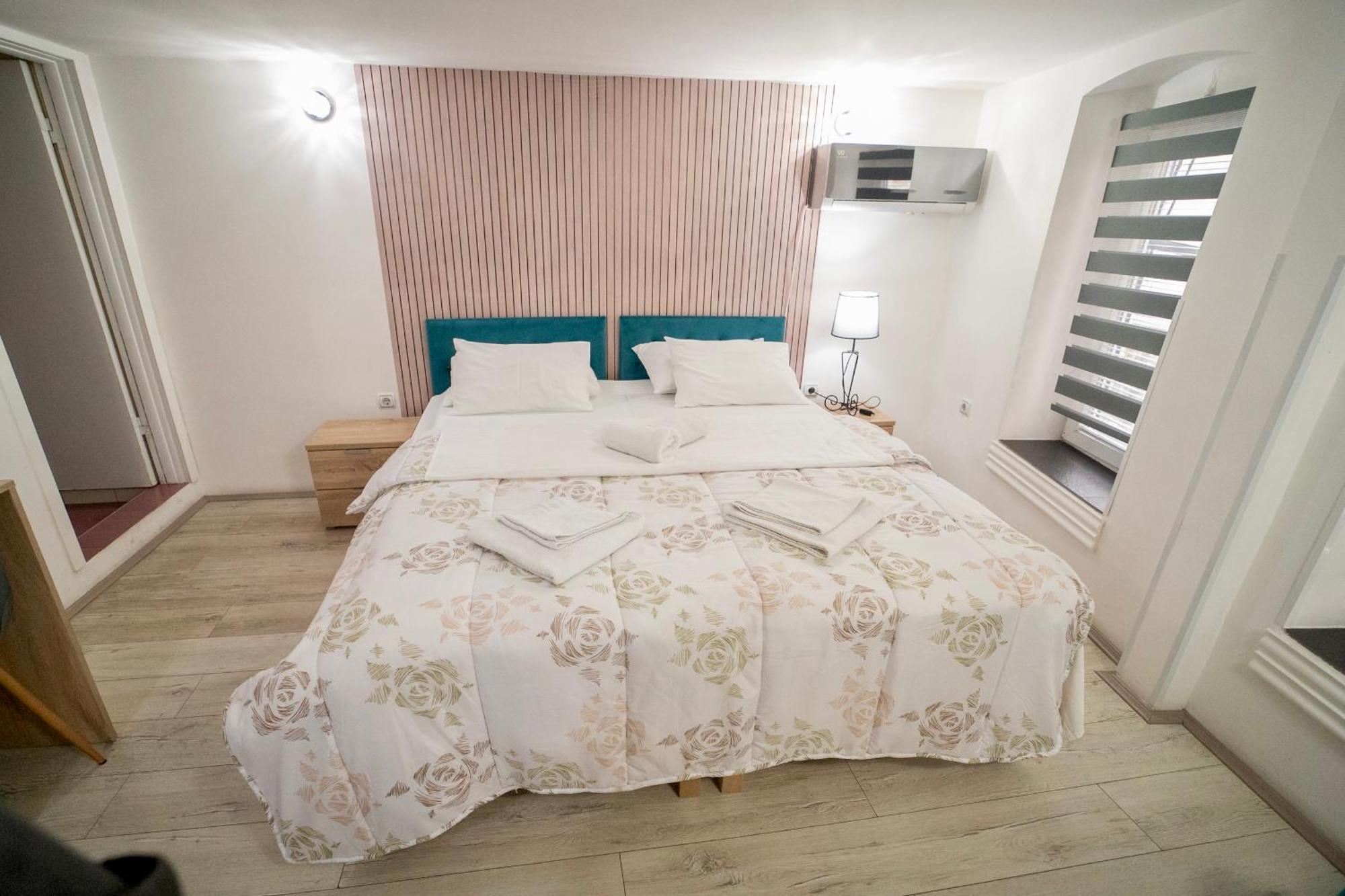 Apartmani Aleksandra U Centru Grada クラグイェヴァツ エクステリア 写真