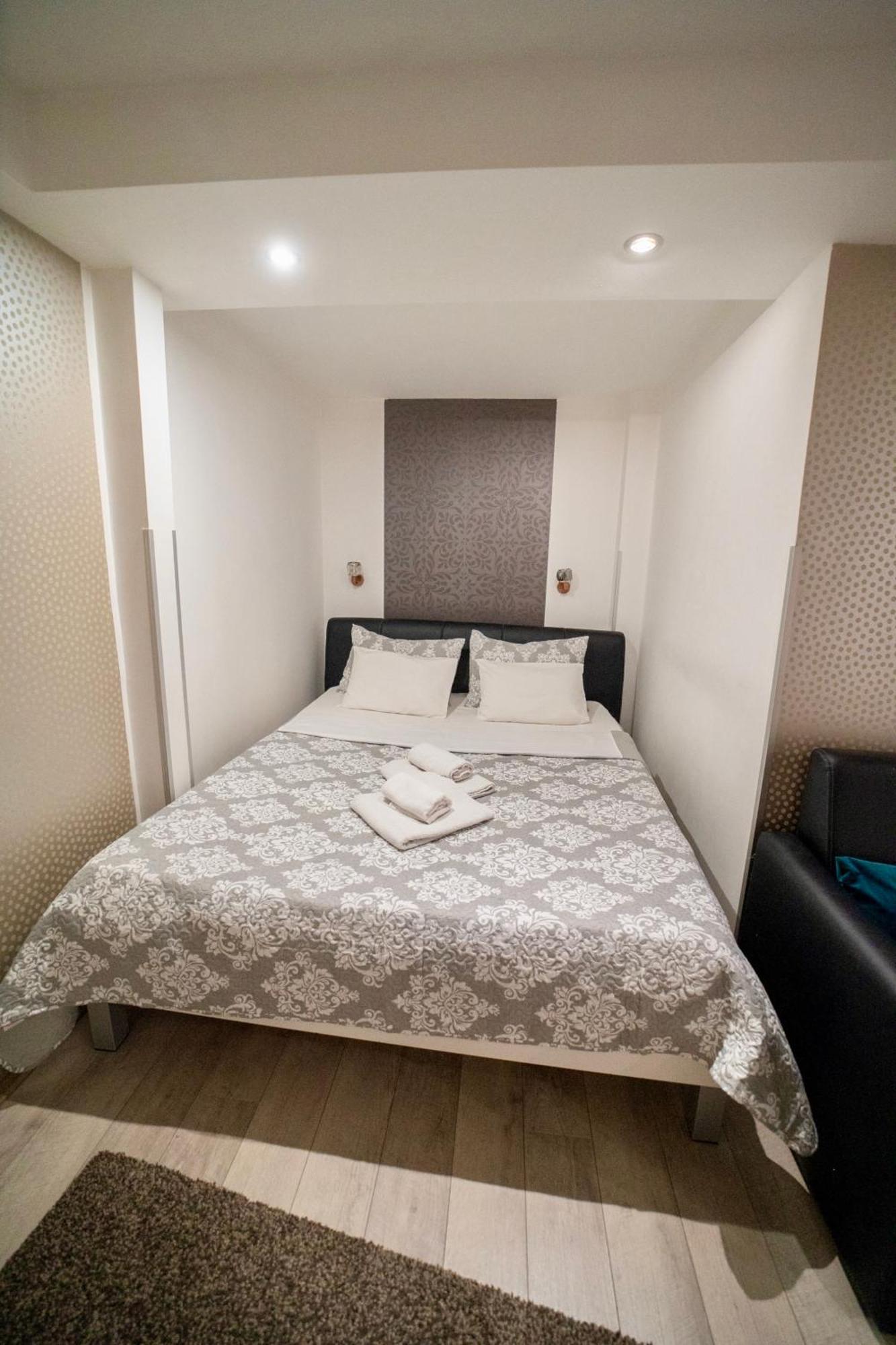 Apartmani Aleksandra U Centru Grada クラグイェヴァツ エクステリア 写真