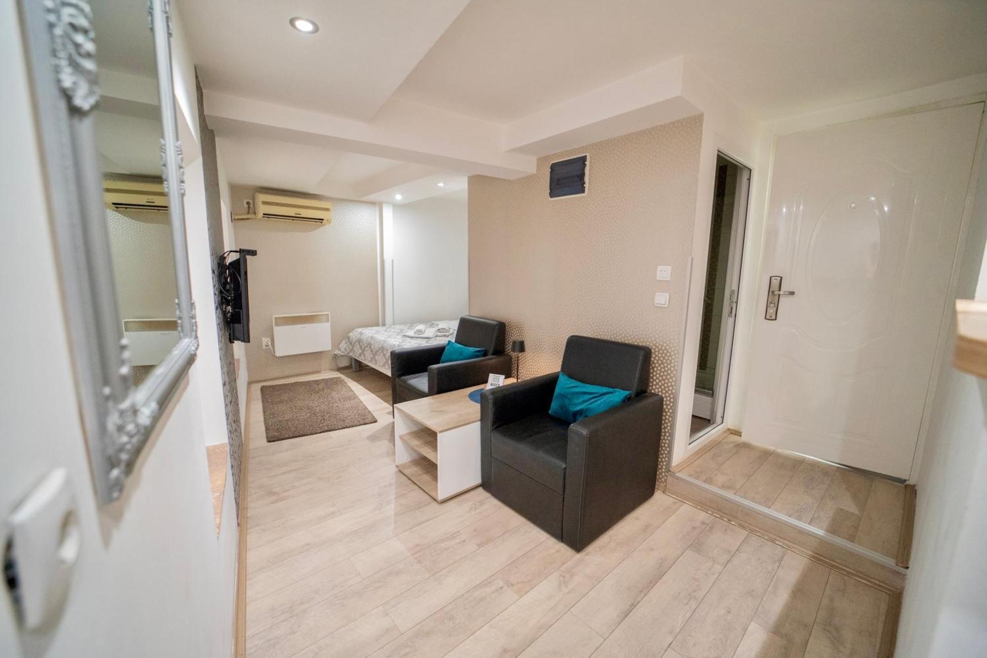 Apartmani Aleksandra U Centru Grada クラグイェヴァツ エクステリア 写真