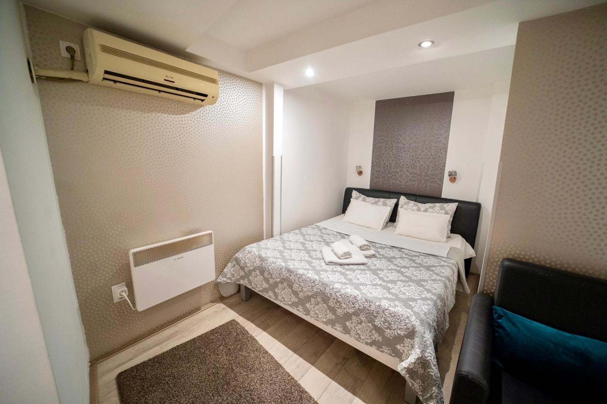Apartmani Aleksandra U Centru Grada クラグイェヴァツ エクステリア 写真