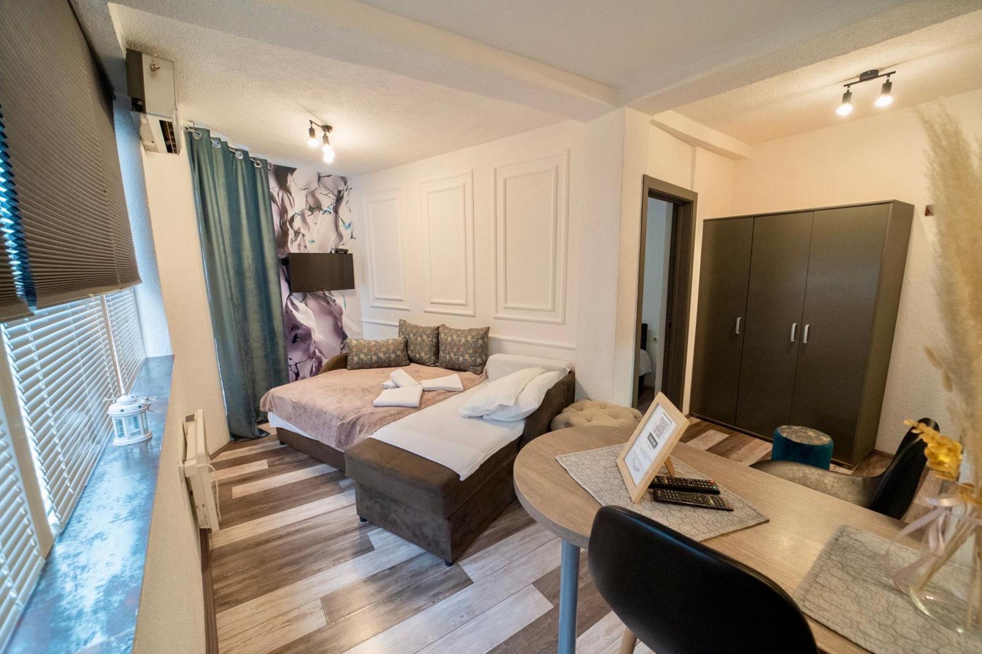Apartmani Aleksandra U Centru Grada クラグイェヴァツ エクステリア 写真