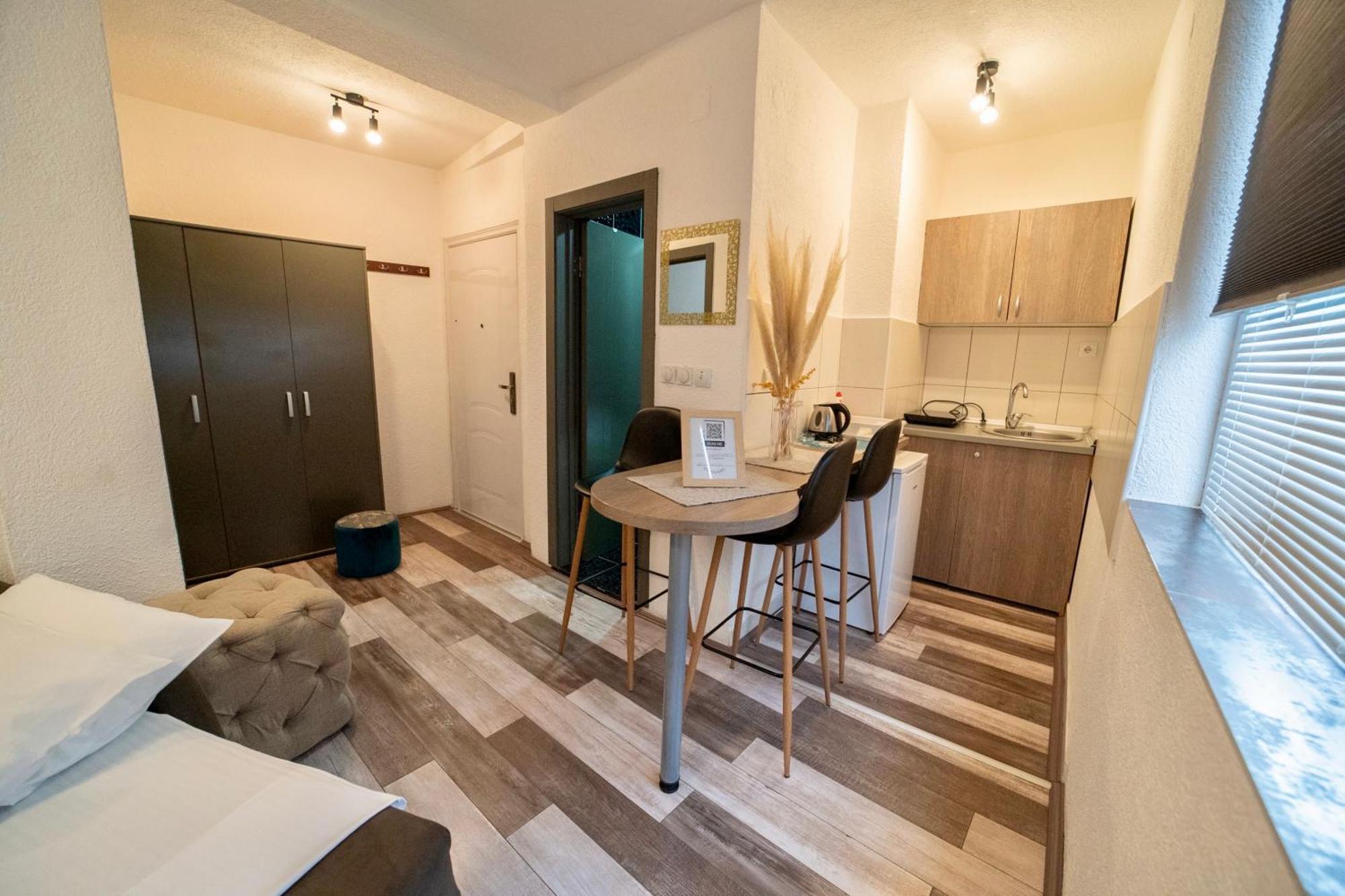 Apartmani Aleksandra U Centru Grada クラグイェヴァツ エクステリア 写真