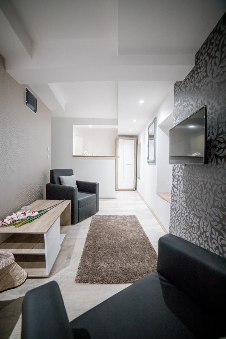 Apartmani Aleksandra U Centru Grada クラグイェヴァツ エクステリア 写真